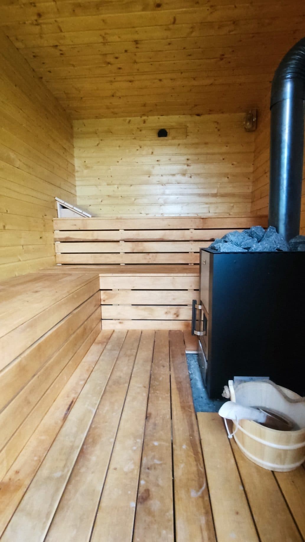 Wnętrze sauny z piecem