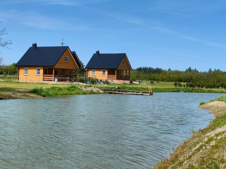 Domki nad stawem w Przystanku Ładnówko